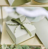 Boîte à dragées carrée en carton écologique à bords festonnés avec ruban vert olive pour bonbons de mariage et cadeaux de fête