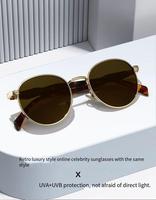 2025 nuevas gafas de sol femeninas Ins Street Shooting en línea celebridad marco ovalado gafas de sol de Metal tendencia transfronteriza gafas Retro