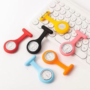 <span class=keywords><strong>Montre</strong></span> infirmière colorée en silicone <span class=keywords><strong>à</strong></span> quartz analogique avec cadran inversé et épingle de sécurité bleue, verte - Product Image 1