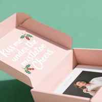 Boîte en carton ondulé rose avec message de fête et design festif pour l'emballage de vêtements, l'expédition de colis et les cadeaux de saison