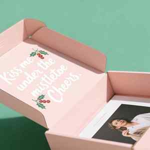 Boîte <span class=keywords><strong>en</strong></span> carton ondulé rose avec message de fête et design festif pour l'emballage de vêtements, l'expédition de colis et les cadeaux de saison - Product Image 3