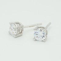 Pendientes de Oro de 18K con Diamantes Redondos de Laboratorio, Engaste de Cuatro Garras, Delicados, Elegantes, Atemporales, Minimalistas, con Cierre de Rosca