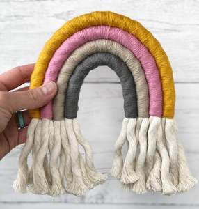 Creaciones Hechas a Mano, Tapiz de Pared de Macramé Arcoíris - Product Image 1