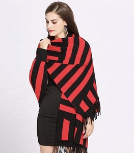 Commercio all'ingrosso <span class=keywords><strong>di</strong></span> new arrivo anteriore aperto lavorato a maglia del manicotto del blocco <span class=keywords><strong>di</strong></span> media lunghezza <span class=keywords><strong>di</strong></span> spessore sciarpa della nappa della sciarpa duplice scopo scialle - Product Image 4