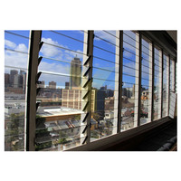 Volets de sécurité de fenêtres à louvre fixe en alliage d'aluminium de conception traditionnelle pour l'isolation thermique antivol de chambre d'hôtel Villa