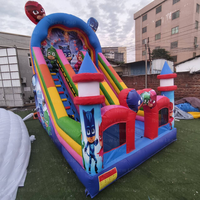 Château gonflable Yuedong avec toboggan, aire de jeux, parc de dessins animés, double piste d'escalade et toboggan sec