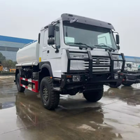 Camion-citerne à eau fiable diesel 4x2 HOWO en acier au carbone 9CBM avec système de pulvérisation