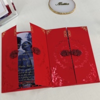 Invitation de mariage classique orientale rouge à pliage en accordéon, avec nœud chinois traditionnel, bouton personnalisé, découpe laser, fenêtre et arche en acrylique