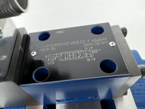 Válvula Hidráulica Proporcional 4WRLE 4WRLE35W1100SJ-3X/G24K0/A1M con Retroalimentación de Posición Eléctrica Bosch 4WRLE 4WRLE Propo - Product Image 3