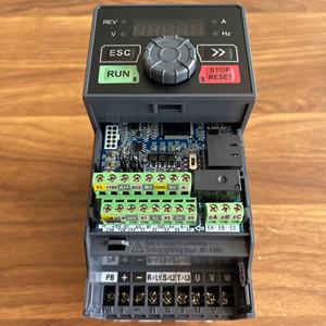ไดรฟ์ควบคุมอุตสาหกรรม Sinee EM730-5R5-3B VFD 2200W แบบไม่มีเซนเซอร์ ระบบเวกเตอร์/แรงบิดตรง PWM 380V สามเฟส - Product Image 1