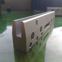 Pièces automobiles OEM miniatures usinées sur mesure en acier inoxydable et aluminium par CNC, avec services d'électroérosion à fil et de brochage