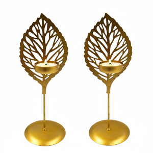 Candelero de metal con acabado dorado festivo para decoración navideña del hogar y configuración de celebración - Product Image 1