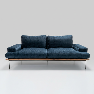 Canapé en tissu bleu marine de style mid-century modern avec base en bois massif et pieds en métal pour salon - Product Image 1