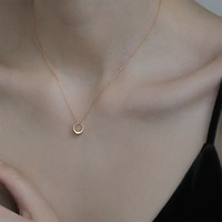 Collier pendentif rond simple en acier inoxydable avec chaîne en O plaquée or 18 carats - Bijou tendance et polyvalent pour femmes