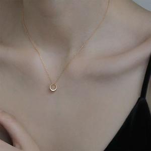 Collier pendentif rond simple en acier inoxydable avec chaîne en O plaquée or 18 carats - Bijou tendance et polyvalent pour femmes - Product Image 3