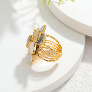 Nouvelle bague fleur tridimensionnelle en acier inoxydable plaqué <span class=keywords><strong>or</strong></span> 18 carats, design polyvalent et tendance, <span class=keywords><strong>bijoux</strong></span> de seconde main, collection 2026 à succès - Product Image 5
