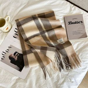 Écharpes d'hiver de haute qualité en gros, écharpes en laine 100% australiennes pour femmes, châles longs rayés classiques pour femmes seniors - Product Image 2