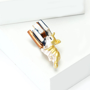 Lindo gato perezoso broche mentira en <span class=keywords><strong>libro</strong></span> pequeño Pin dibujos animados señoras esmalte neutro Pin camisa insignia estudiante joyería regalo - Product Image 3