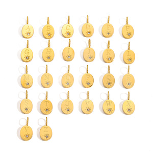 Amuleto con Letra en Forma de Estrella |   Colgante Ovalado con Inicial del Alfabeto en Acero Inoxidable Chapado en Oro PVD de 18K |   Impermeable, Hipoalergénico y Duradero - Product Image 1