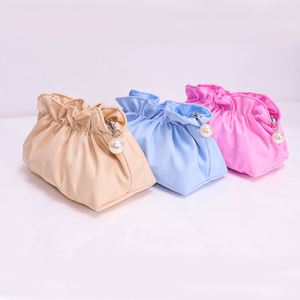 Bolsas Organizadoras de Cosméticos de Viaje para Mujer, Personalizadas al por Mayor, Portátiles, Resistentes al Agua, de Nailon, con Cierre de Perlas y Diseño Plegado en Forma de Nube - Product Image 1