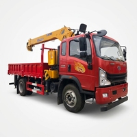 Grue montée sur camion avec plateau pour le levage et le transport intégrés de tuyaux en acier, de profilés et de matériaux de construction