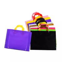 Vente en gros de sacs à provisions en PE noir thermoscellés avec impression offset à long manche pour l'emballage de vêtements étanches avec logo