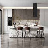 Ensemble d'armoires de cuisine modernes en bois massif avec finition marbre, écologiques, durables, avec îlot, banquette, garde-manger modulaire et bar à vin