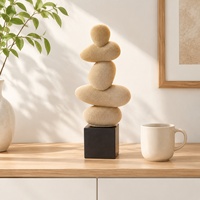 Sculpture moderne en résine floquée beige avec base noire, ornement de table pour salon, bureau et décoration d'étagère
