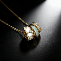 Collier de perles porte-bonheur à trois anneaux Kuos Classic haut de gamme pour femme, avec pendentif C en forme de visage souriant entièrement incrusté de zircons et motif CoA, motif bambou