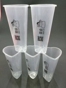 Vendita calda personalizzata usa e getta 500/700ml per uso alimentare PP tazza di plastica a forma di <span class=keywords><strong>cuore</strong></span> con coperchio per <span class=keywords><strong>caffè</strong></span> e tè al latte - Product Image 3
