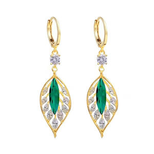 Arneea Boucles d'oreilles pendantes dorées plaquées or 22 carats avec cristal vert, bijoux classiques pour femmes - Product Image 4