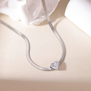 Collar de Acero Inoxidable con Colgante de Corazón, Cadena Plana de Serpiente Chapada en Oro de 18K, Gargantilla de Amor con Circonitas para Mujer - Product Image 3