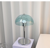 Lampe de table champignon moderne Bauhaus Design de luxe personnalisé Dôme en fer acrylique de luxe Lampe d'ambiance décorative de chevet à piles