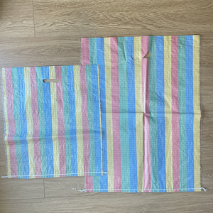 Bolsas de Compras Personalizadas de Polipropileno Tejido, Laminadas, con Diseño de Franjas Coloridas para el Mercado de Senegal, Costa de Marfil, Mali y Burkina Faso - Product Image 2