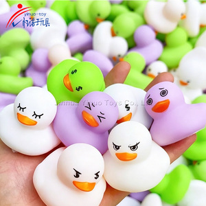 Lot de Noël de canards en caoutchouc géants de 5 pouces, modèles Holland Jumbo, Mini Squishy Supper Kitties, Golden Black Yellow, Poop <span class=keywords><strong>Ducky</strong></span> avec chapeau - Product Image 3