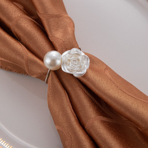 Anneaux <span class=keywords><strong>de</strong></span> <span class=keywords><strong>serviette</strong></span> Ychon, anneaux <span class=keywords><strong>de</strong></span> <span class=keywords><strong>serviette</strong></span> en perles brillantes, anneaux <span class=keywords><strong>de</strong></span> <span class=keywords><strong>serviette</strong></span> en forme <span class=keywords><strong>de</strong></span> rose blanche, boucles <span class=keywords><strong>de</strong></span> <span class=keywords><strong>serviette</strong></span> pour la décoration <span class=keywords><strong>de</strong></span> banquet <span class=keywords><strong>de</strong></span> mariage - Product Image 3
