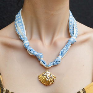 Collar con colgante de acero inoxidable para mujer, cadena con forma de corazón y flor, joyería de moda, origen Yiwu XL31884 - Product Image 4