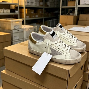 Chaussures de créateur à prix réduit pour une durée limitée, baskets tendance avec talon doré, motif confortable, doublure en duvet de canard, chaussures épaisses - Product Image 1