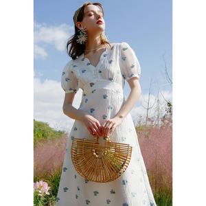 Vestido Vintage con Mangas Abullonadas y Cuello en V, Corte Ajustado, Personalizable al por Mayor - Product Image 1