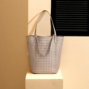 Bolso de Hombro Tipo Cubo de Cuero Vacuno <span class=keywords><strong>ZAMO</strong></span> 2025 para Mujer, Nuevo Modelo, Tejido Simple, Cuero Genuino, Forro de Poliéster, Cierre de Cremallera y Broche - Product Image 3