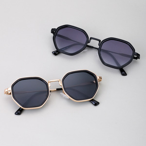 Gafas de Sol Poligonales con Marco Metálico Completo de Alta Calidad para Mujer, Ligeras, Protección UV400, Cómodas, Minimalistas y Modernas - Product Image 4