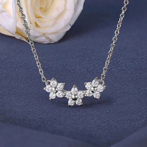 Collar de Moda con Brillantes en Forma de Estrella, Collar de Clavícula con Colgante de Moissanita en Forma de Planta, Dulce Collar con Colgante de Tres Flores para Mujer - Product Image 4
