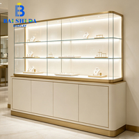 Ensemble de comptoirs de présentation de bijoux de luxe moderne avec cadre en or blanc, vitrine en verre trempé et poste de caisse