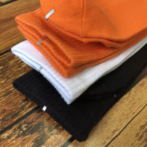 Chaussettes de sport pour hommes de haute qualité avec logo personnalisé, blanches, noires et orange, pour le basketball et le golf, avec positionnement haut et fin à la base du pied - Product Image 3