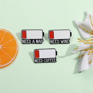 PRECISA DE CAFÉ Pinos De Esmalte Personalizado Nível De Bateria Baixa Necessidade de Carregar Broches Lapel Badges Presente Engraçado Da Jóias para Amigos - Product Image 5