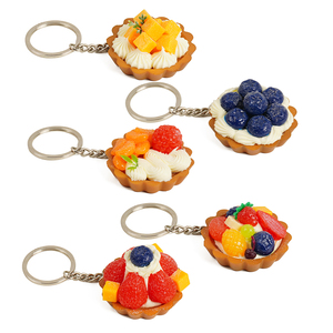 Nouveau porte-clés exclusif en forme de tarte aux fruits, décor alimentaire factice en PVC avec fraise, myrtille, ananas, mangue, orange pour la décoration de clés - Product Image 1