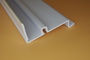 Profils d'extrusion en PVC/UPVC écologiques et durables pour fenêtres et portes, plastique pour hôpitaux, supermarchés, construction de bâtiments - Product Image 3