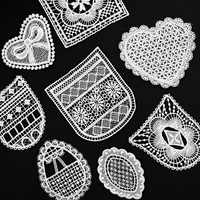 Dentelle florale soluble dans l'eau, patchs en dentelle brodés sur mesure avec logo pour la décoration des cols et des poches de vêtements