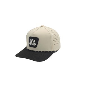 Casquette de baseball sportive en polyester de haute qualité, imperméable, à 5 panneaux, avec logo en patch de caoutchouc personnalisé, découpe laser et trous, avec cordon, vente en gros - Product Image 1