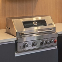 Cuisine modulaire pliable ; cuisine mobile avec barbecue pour le stockage, la cuisson et le café, équipée d'un four, d'une cuisinière et d'un réfrigérateur